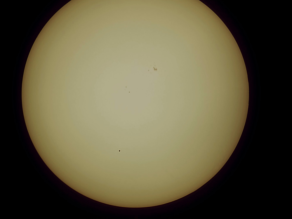 Blick auf die Sonne mit Merkur: 102/1300 mm MAK, ND5 Filter (80 mm), Pentax K-500, 200 x 1/30 Sek., ISO 100